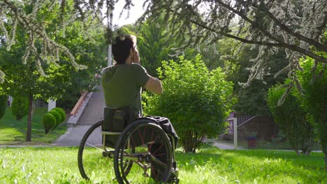 Gebet.-Junge-Behinderte-Person-Sitzt-Im-Rollstuhl-Und-Betet.